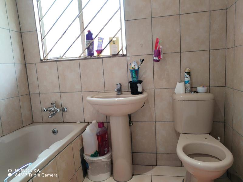 2 Bedroom Property for Sale in Corlett Gardens Gauteng