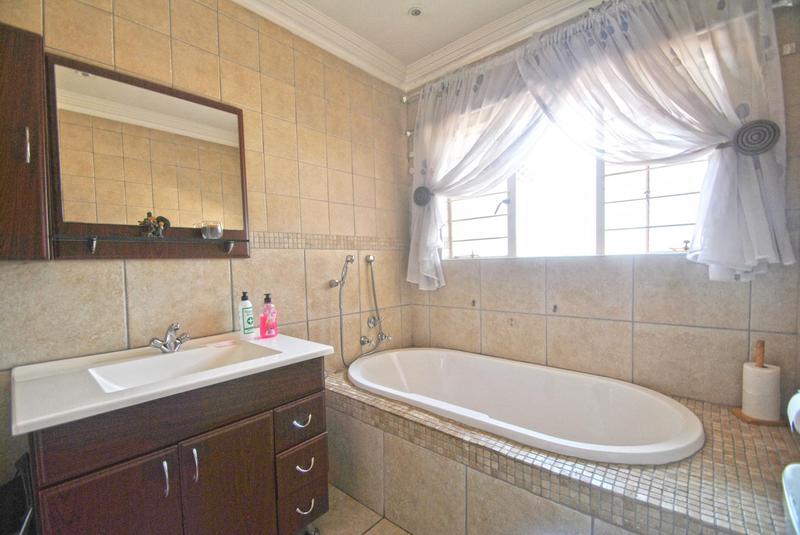 5 Bedroom Property for Sale in Farrarmere Gauteng