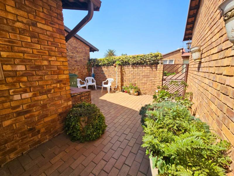 3 Bedroom Property for Sale in Glen Marais Gauteng