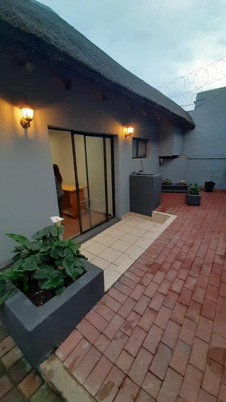 To Let 1 Bedroom Property for Rent in Waverley Gauteng