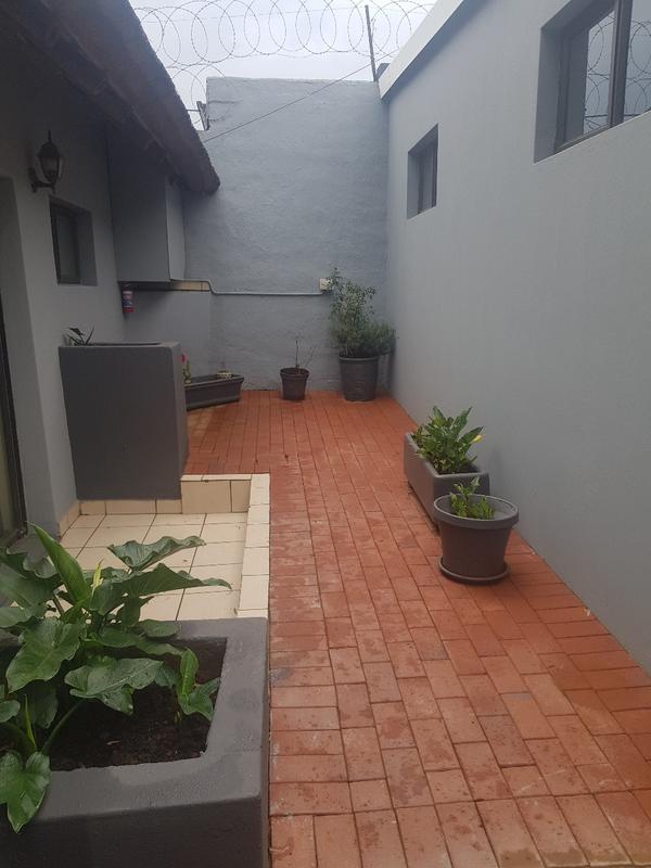 To Let 1 Bedroom Property for Rent in Waverley Gauteng