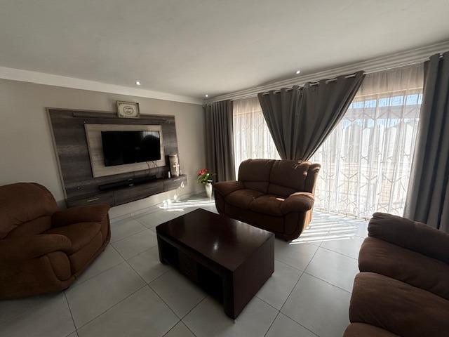 5 Bedroom Property for Sale in Mooilande Gauteng