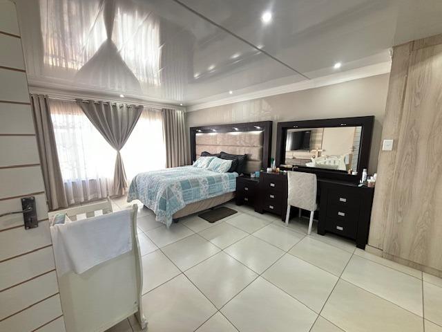 5 Bedroom Property for Sale in Mooilande Gauteng