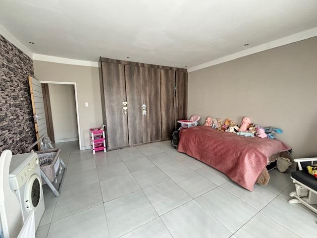 5 Bedroom Property for Sale in Mooilande Gauteng