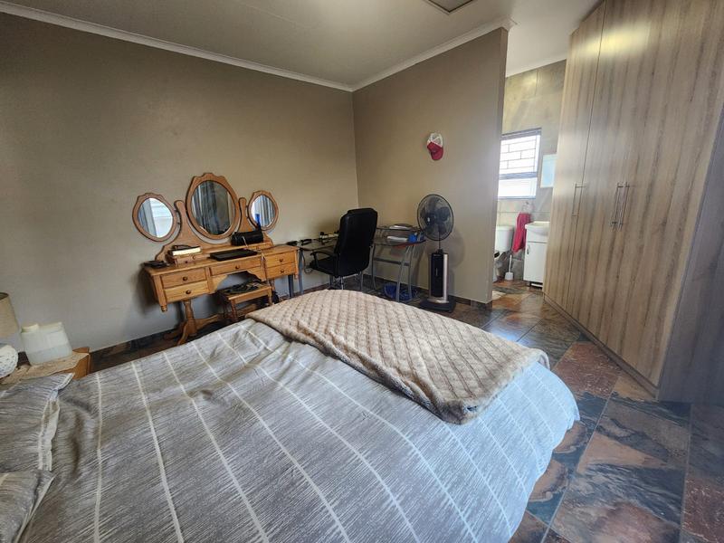 5 Bedroom Property for Sale in Rooihuiskraal Gauteng