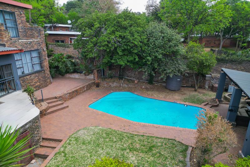 5 Bedroom Property for Sale in Faerie Glen Gauteng