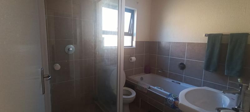 To Let 2 Bedroom Property for Rent in Helderkruin Gauteng