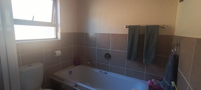 To Let 2 Bedroom Property for Rent in Helderkruin Gauteng