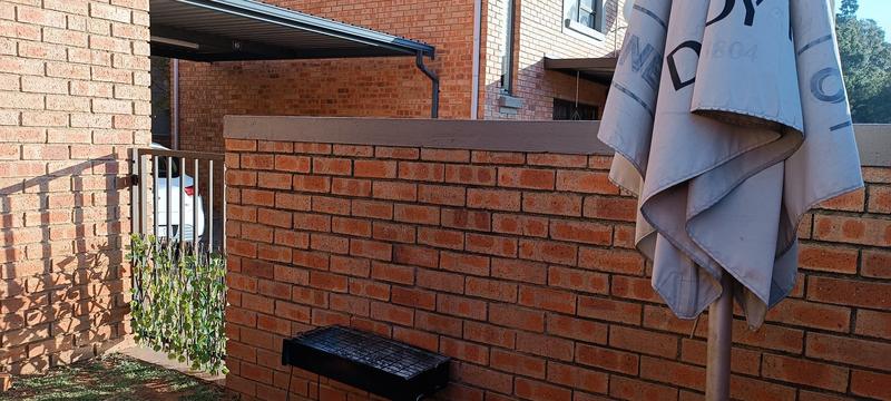 To Let 2 Bedroom Property for Rent in Helderkruin Gauteng