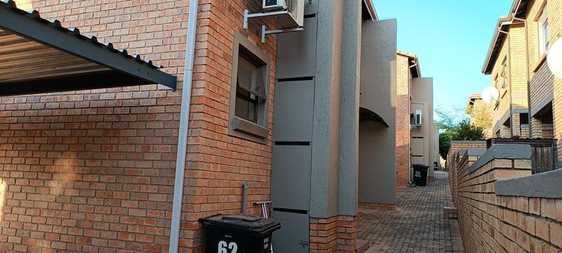 To Let 2 Bedroom Property for Rent in Helderkruin Gauteng