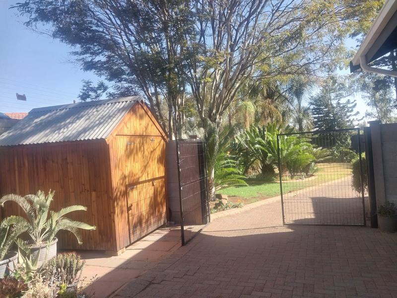 4 Bedroom Property for Sale in Clayville Gauteng