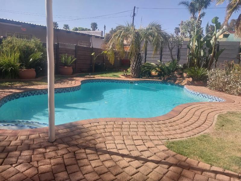 4 Bedroom Property for Sale in Clayville Gauteng