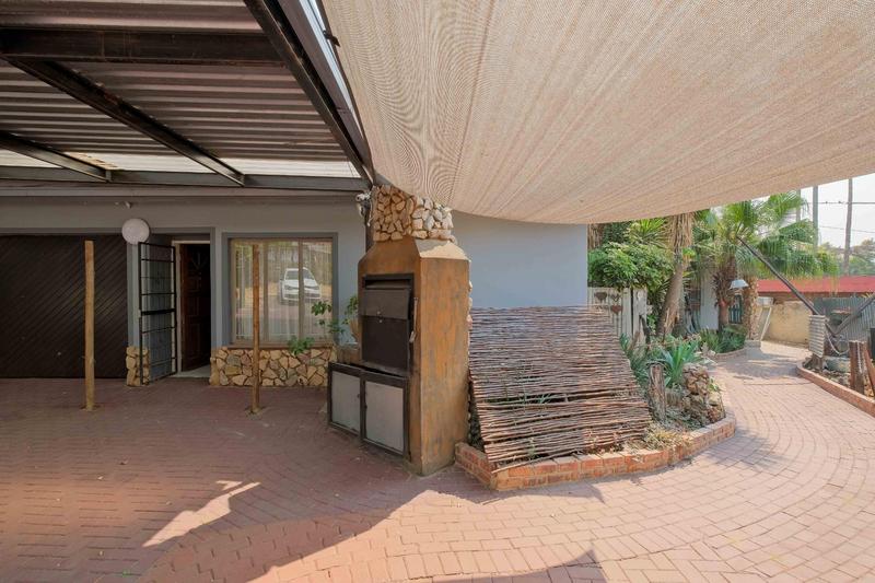 To Let 6 Bedroom Property for Rent in Constantia Park Gauteng