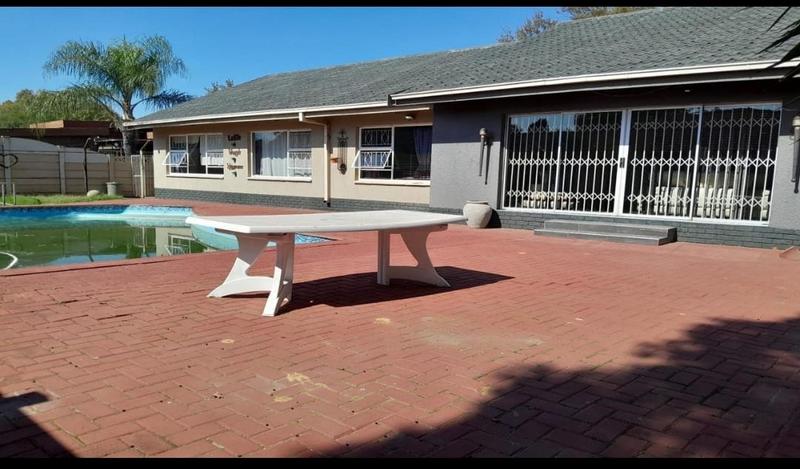 4 Bedroom Property for Sale in Vanderbijlpark SE 7 Gauteng