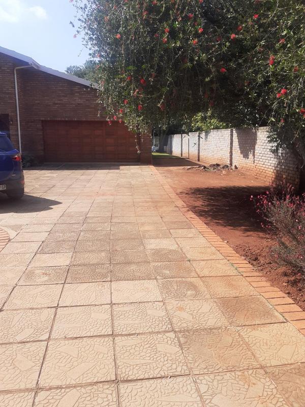 To Let 4 Bedroom Property for Rent in Lakefield Gauteng