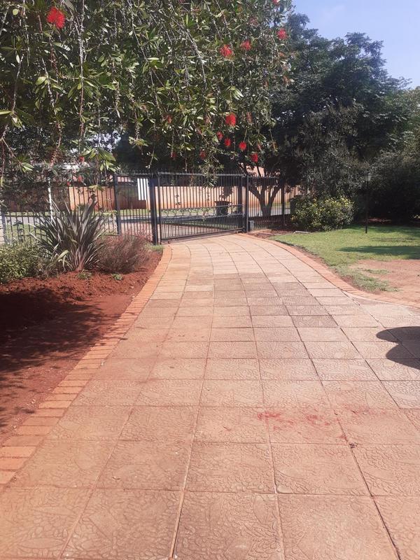 To Let 4 Bedroom Property for Rent in Lakefield Gauteng