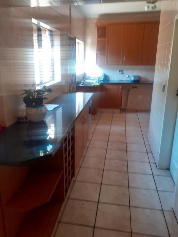 To Let 4 Bedroom Property for Rent in Lakefield Gauteng