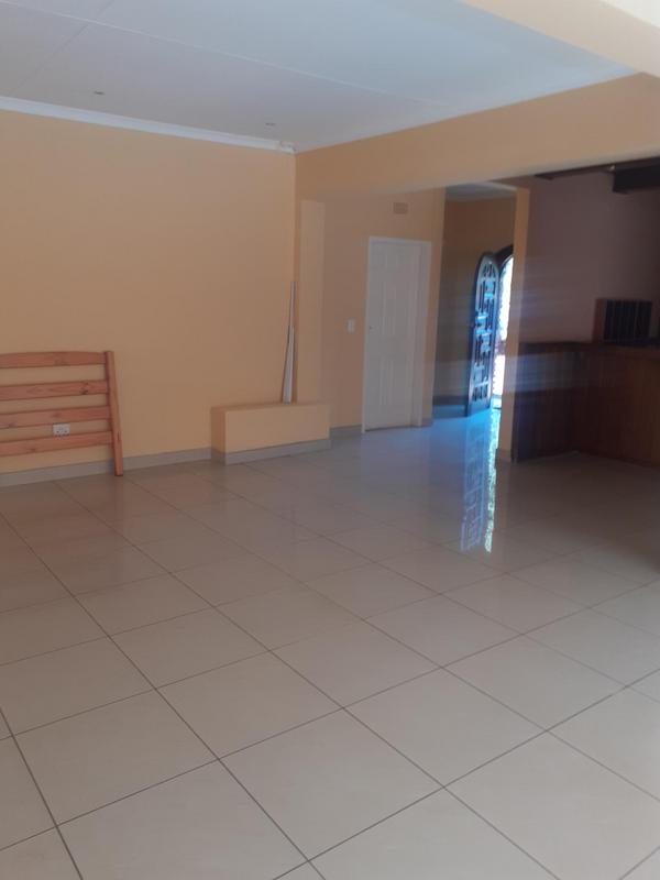 To Let 4 Bedroom Property for Rent in Lakefield Gauteng