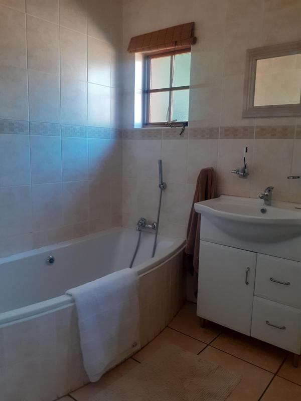 To Let 4 Bedroom Property for Rent in Lakefield Gauteng