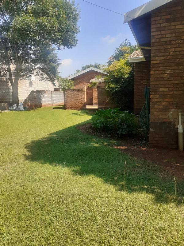 To Let 4 Bedroom Property for Rent in Lakefield Gauteng