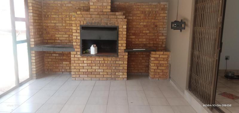 4 Bedroom Property for Sale in Verwoerdpark Gauteng