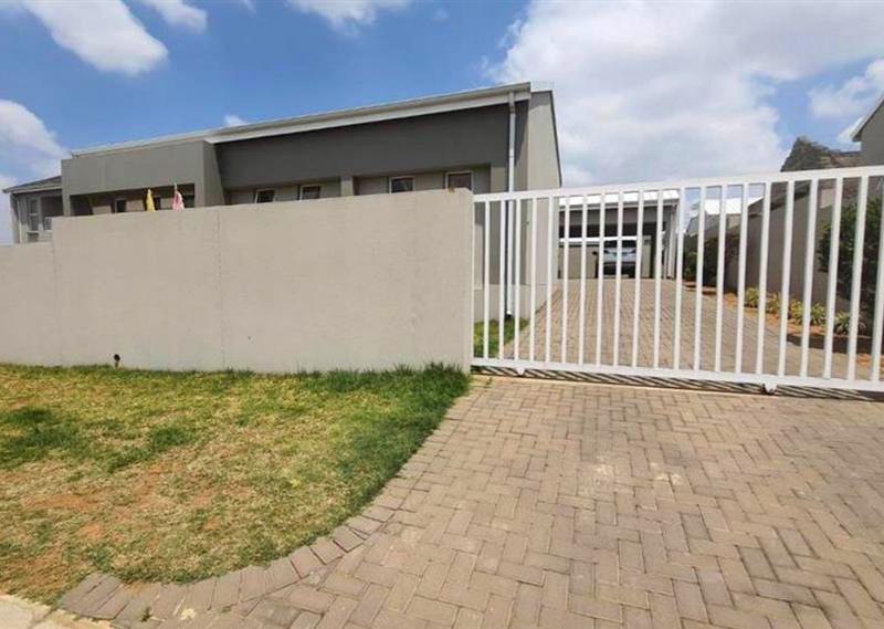 To Let 3 Bedroom Property for Rent in Blue Hills Gauteng