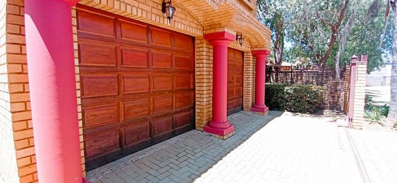 5 Bedroom Property for Sale in Moreleta Park Gauteng