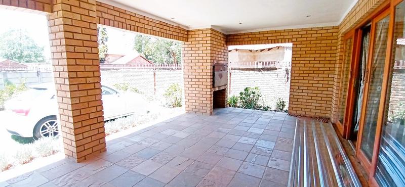 5 Bedroom Property for Sale in Moreleta Park Gauteng