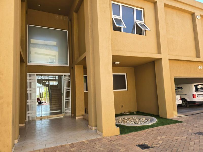 To Let 4 Bedroom Property for Rent in Waterkloof Park Gauteng