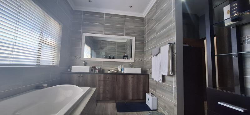 3 Bedroom Property for Sale in Midstream Ridge Gauteng