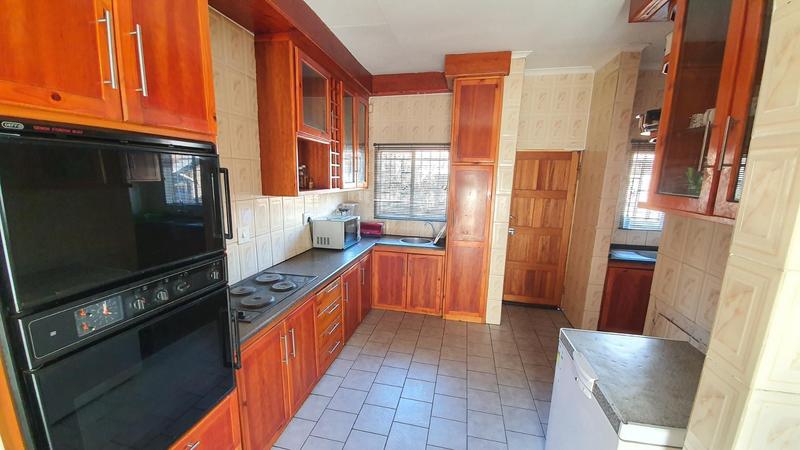 5 Bedroom Property for Sale in Karenpark Gauteng