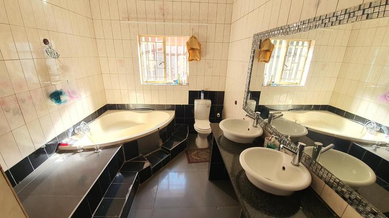 5 Bedroom Property for Sale in Karenpark Gauteng