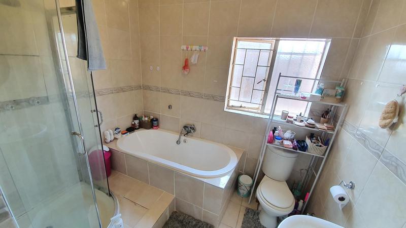 5 Bedroom Property for Sale in Karenpark Gauteng