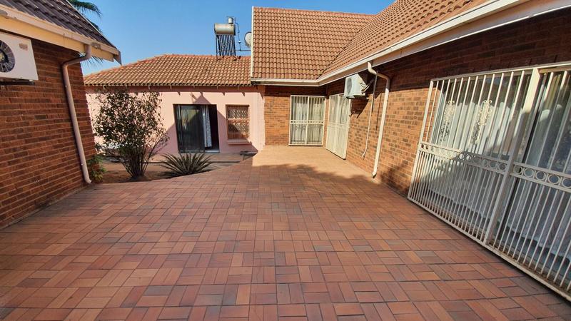 5 Bedroom Property for Sale in Karenpark Gauteng