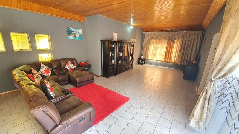 5 Bedroom Property for Sale in Karenpark Gauteng