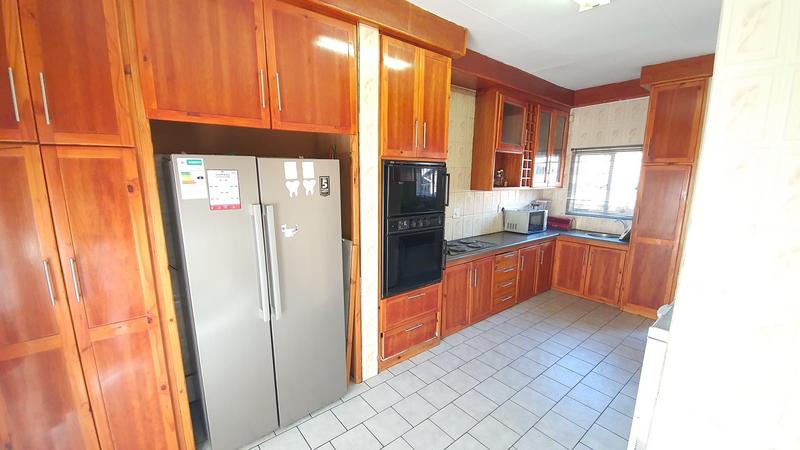 5 Bedroom Property for Sale in Karenpark Gauteng