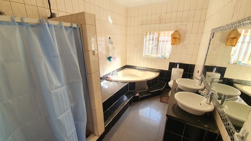 5 Bedroom Property for Sale in Karenpark Gauteng