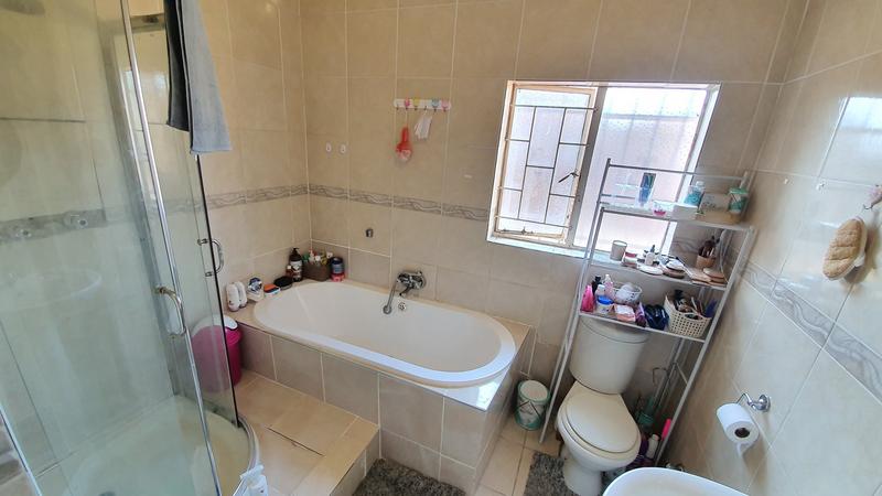 5 Bedroom Property for Sale in Karenpark Gauteng