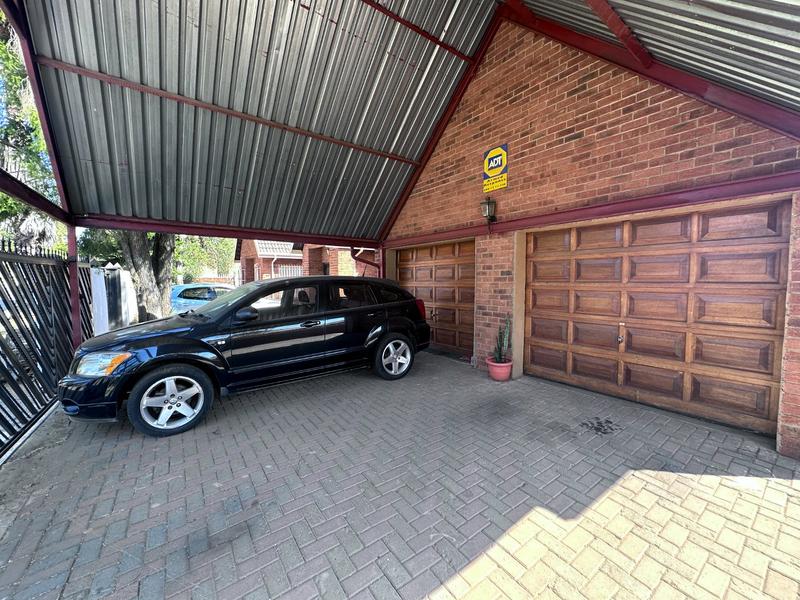 5 Bedroom Property for Sale in Karenpark Gauteng