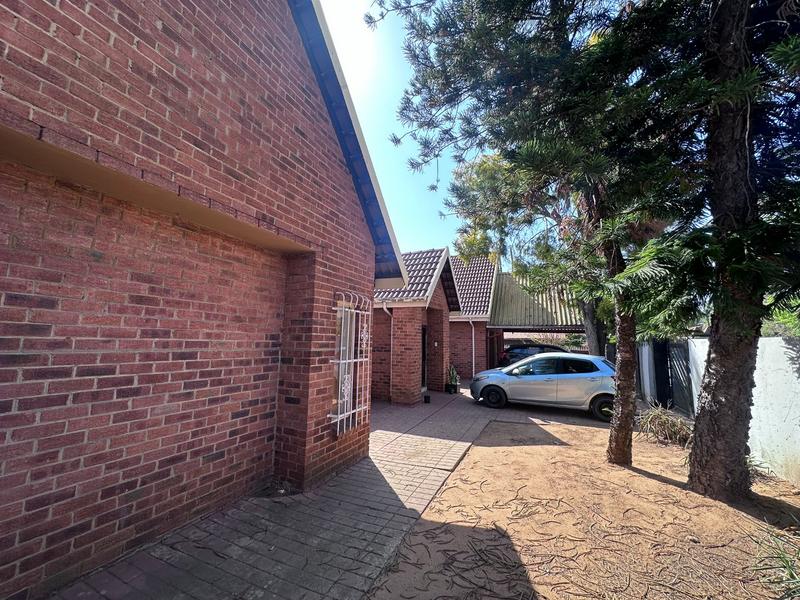 5 Bedroom Property for Sale in Karenpark Gauteng