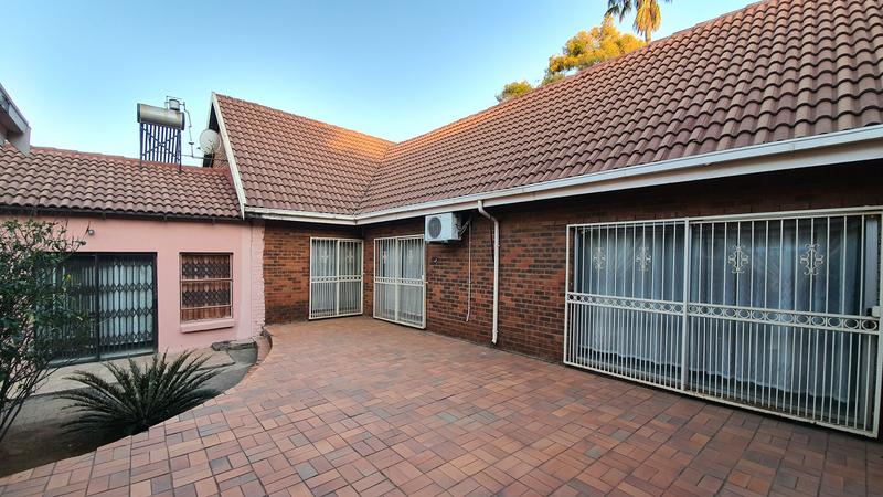 5 Bedroom Property for Sale in Karenpark Gauteng