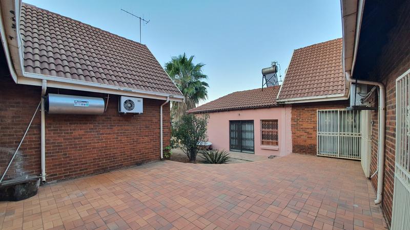 5 Bedroom Property for Sale in Karenpark Gauteng