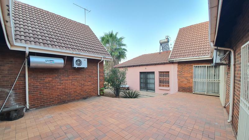 5 Bedroom Property for Sale in Karenpark Gauteng