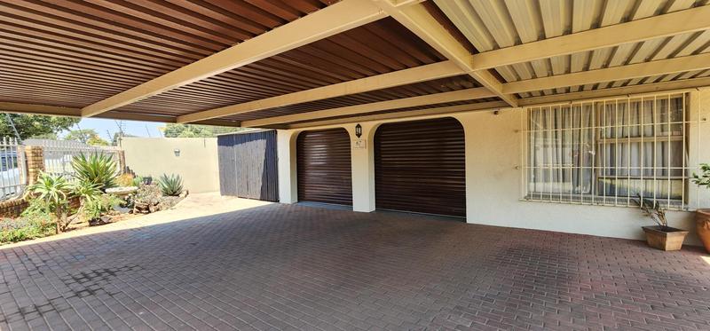 4 Bedroom Property for Sale in Groeneweide Gauteng