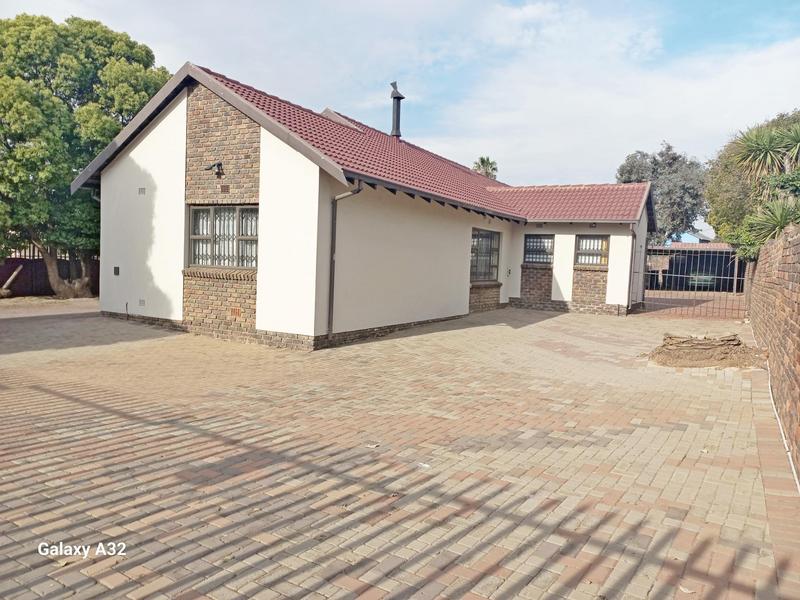 4 Bedroom Property for Sale in Birchleigh North Gauteng