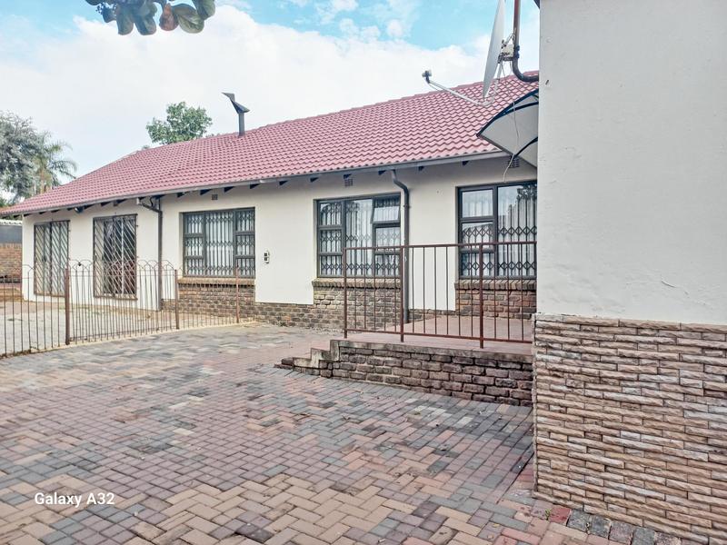 4 Bedroom Property for Sale in Birchleigh North Gauteng