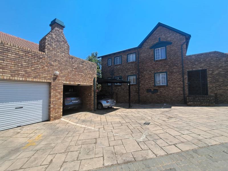 2 Bedroom Property for Sale in Die Hoewes Gauteng