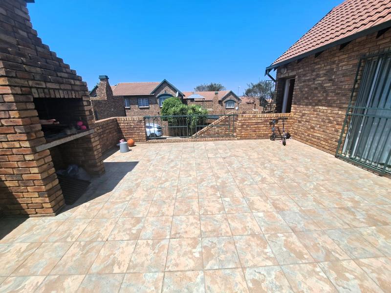 2 Bedroom Property for Sale in Die Hoewes Gauteng