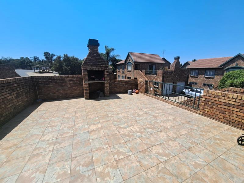 2 Bedroom Property for Sale in Die Hoewes Gauteng