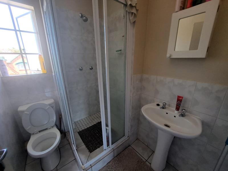 2 Bedroom Property for Sale in Die Hoewes Gauteng